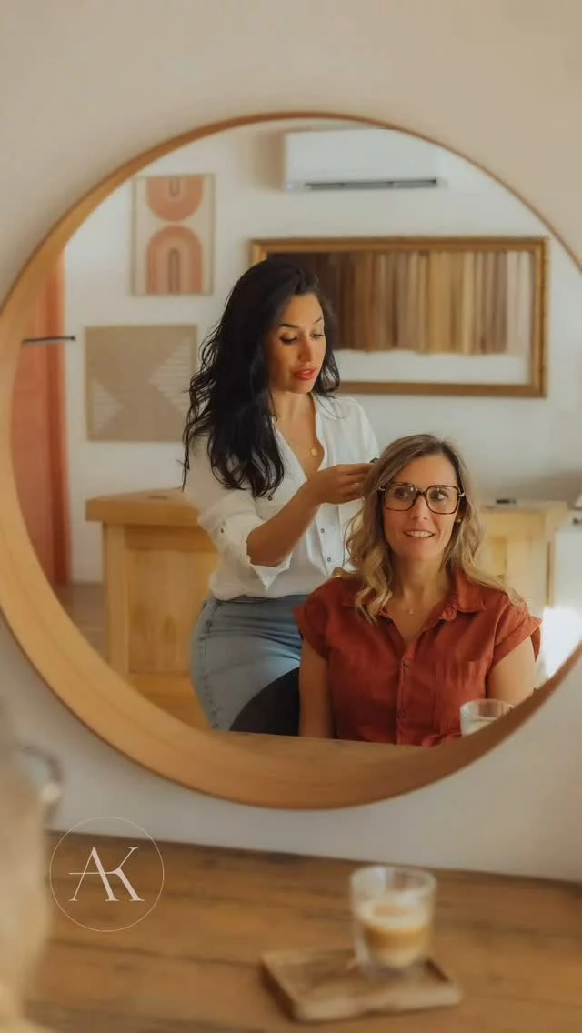Moi quand je ne suis pas à l'atelier fabrication de mèches ...

Analyser vos cheveux, vos souhaits, vous expliquer , vous coiffer... tout en discutant, se confiant sur nos vies de femmes, nos moments de vies. 

Mon métier de coiffeuse, spécialiste des extensions et microextensions 
( extensionnist à l'américaine 😉j'adore le terme ! ) 
est  prenant, passionnant, on donne beaucoup de soi, , derrière le glamour, l'expérience se fait mais le corps s'use au fil des années . 

Je ne l'échangerai pour rien au monde. 

Crédit photo @claire_duchaigne 

#alisonka #extensionscheveuxtoulouse #extensionscheveuxtoulouse #alisonkaextensions #microcapsules #extensionstoulouse #extensionsbruguieres #ktips #alopecie #trichotillomanie