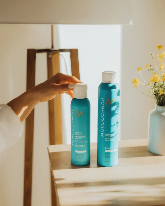 Nouvelle collaboration avec @moroccanoil 

Je suis ravie de vous proposer désormais cette marque professionnelle iconique pour l’entretien de vos cheveux… et de vos extensions !

Des produits simples, pratiques, exclusifs, au parfum inoubliable, parfaits pour sublimer votre chevelure au quotidien.

S'utilisent sur toute la famille, que vous portiez ou non des extensions .

Ici les indispensables coiffage et finition :

Un vrai coup de cœur Alison Ka, 🫶🏼
Le protecteur absolu: un protecteur thermique sous forme d'aérosol sec , qui protège vos cheveux jusqu'à 230degres. Sa formule nourrissante, chargée en huile d'argan et vitamines réhydrate les cheveux sans les alourdir. 

La laque lumineuse médium: 🙂 le secret des coiffures qui tiennent .
Une tenue souple à moyenne pour fixer vos coiffures avec un style naturel. Elle accentue la brillance sans résidus. Idéale pour les coiffures de tous les jours ( brushing, waves...). S'élimine facilement au brossage, repousse l'humidité et les frisottis. Et toujours cette fragrance inimitable .

Disponible au salon Alison KA dès maintenant !

Crédit photo @claire_duchaigne 
#Moroccanoil #ExtensionsNaturelles #CheveuxSublimés #RoutineCapillaire #HairCare #HairGoals #AlisonKA #SalonPrivé #ExtensionsDeCheveux #CheveuxNaturels #CoiffureParis #HairLovers

Vous aussi , fan de moroccanoil?