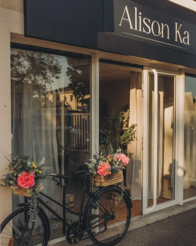 Bienvenu dans mon espace entièrement dédié aux extensions de cheveux. Ce lieu a été pensé et décoré afin que chacune s'y sente à son aise, comme chez une amie. 

Connaissez vous le salon ?

Un salon privatisé, où chacun de vos projet capillaire est écouté avec attention, étudié et conseillé d'être réalisé si possible. 

Cheveux longs, courts, densité, volume... parce que chacune d'entre vous a son style et ses attentes.

Premier rdv de diagnostic/ devis pour des conseils personnalisés.

À très vite.

Alison

Crédit photo @claire_duchaigne 
#extensions #extensionsnaturelles #extensionscheveuxtoulouse #alisonka #alisonkaextensions #extensionsbruguieres #alopecie #trichotillomanie #chimio