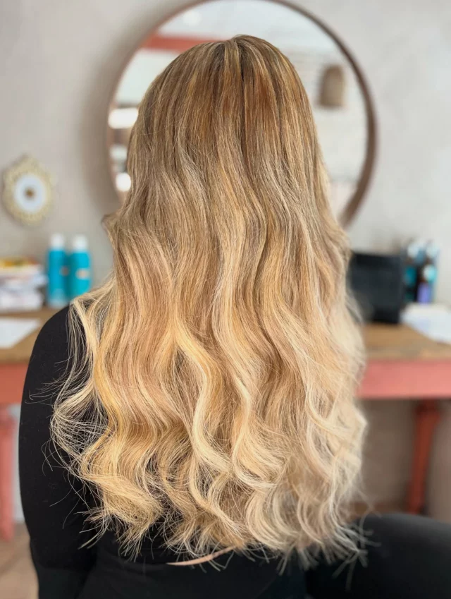 Une pose d'extensions de 150g, pour une chevelure de rêve. 5 couleurs choisies, pour un effet rayonnant. 

Neutralisation de la base, et effet soleil renforcé, pour gagner en blondeur sans décoloration .

De beaux cheveux de princesse pour cet été.

#extensionscheveux #extensionskeratine #alisonka #alisonkaextensions #extensionstoulouse #extensionsbruguieres #ktips 
Vous aimez ?