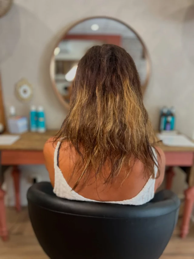 Parce que parfois la tentation de changer de style est trop forte, parce que certains professionnels se gardent de vous prévenir des risques des décolorations non maîtrisées sur cheveux fins...

Parce que parfois vous vous retrouvez avec des cheveux sensibilisés, sans savoir quoi en faire .
Refoncer? Couper ?

Et si une autre solution existait ?
Ici pose de 100g de cheveux naturels.
Extensions méchées, pour un style ensoleillé tout en neutralisant la base, et ses reflets jaunes .
Aucune coloration ni patine n'a été effectuée,
Uniquement pose d'extensions . 

Un entretien régulier et soigneux à la maison grâce aux produits moroccanoil viendront parfaire ce résultat.
Shampoing hydratant 
Conditionneur hydratant 
Masque hydratation intense
Protecteur thermique absolu 
sérum Light 👌🏼

Adios les cheveux tristes et le moral dans les chaussettes, à vous de briller ⭐️ 

#alisonka #alisonkabruguieres #extensionscheveuxtoulouse #cheveuxabimes #extensionscheveuxfins #deocloration #ktips #extensionsketatine #solutioncheveuxfins #catastrophecapillaire